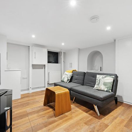 2 Bedrooms Stylish, Gorgeous, Westgate Cottage Retreat, Central Winchester, Free On-Street Parking Permit, With Garden Close To Cathedral - Sleeps 6, Pets Are Welcome, Summer Special Offer! - By Blue Puffin Stays Екстериор снимка