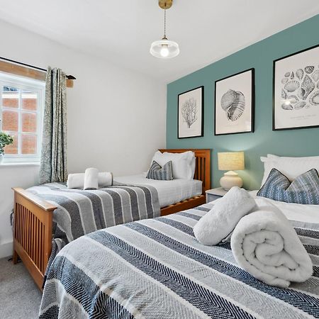 2 Bedrooms Stylish, Gorgeous, Westgate Cottage Retreat, Central Winchester, Free On-Street Parking Permit, With Garden Close To Cathedral - Sleeps 6, Pets Are Welcome, Summer Special Offer! - By Blue Puffin Stays Екстериор снимка