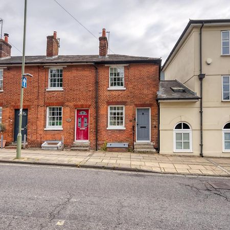 2 Bedrooms Stylish, Gorgeous, Westgate Cottage Retreat, Central Winchester, Free On-Street Parking Permit, With Garden Close To Cathedral - Sleeps 6, Pets Are Welcome, Summer Special Offer! - By Blue Puffin Stays Екстериор снимка