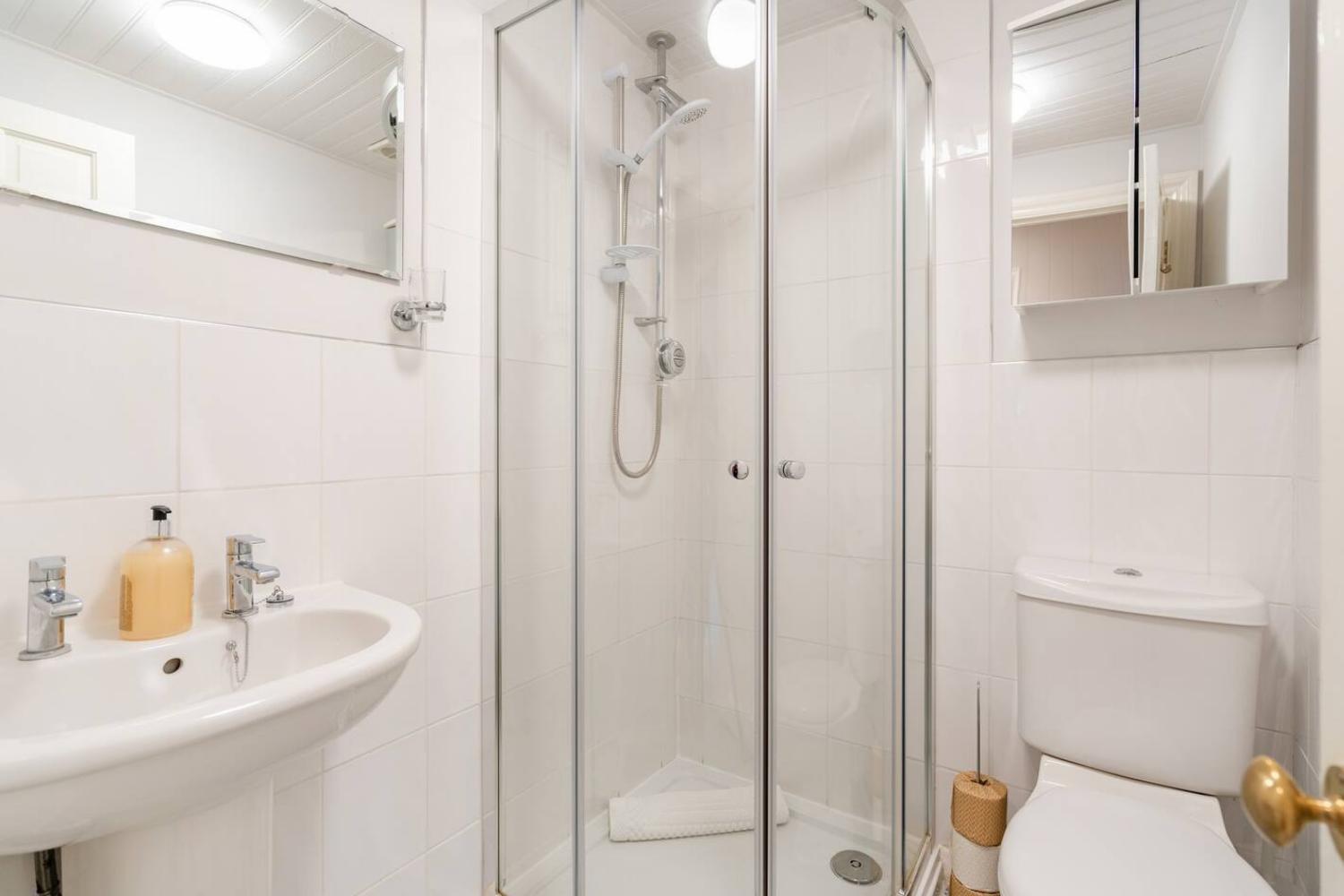 2 Bedrooms Stylish, Gorgeous, Westgate Cottage Retreat, Central Winchester, Free On-Street Parking Permit, With Garden Close To Cathedral - Sleeps 6, Pets Are Welcome, Summer Special Offer! - By Blue Puffin Stays Екстериор снимка