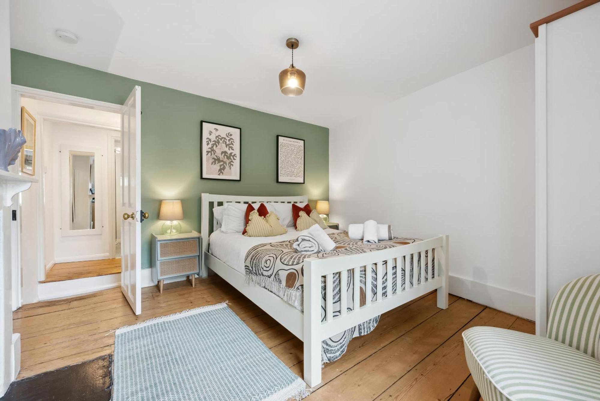 2 Bedrooms Stylish, Gorgeous, Westgate Cottage Retreat, Central Winchester, Free On-Street Parking Permit, With Garden Close To Cathedral - Sleeps 6, Pets Are Welcome, Summer Special Offer! - By Blue Puffin Stays Екстериор снимка