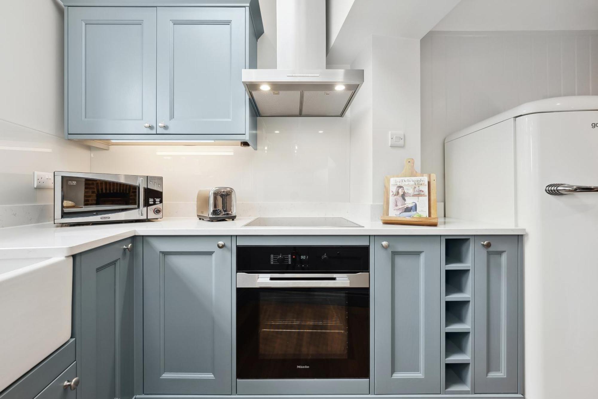 2 Bedrooms Stylish, Gorgeous, Westgate Cottage Retreat, Central Winchester, Free On-Street Parking Permit, With Garden Close To Cathedral - Sleeps 6, Pets Are Welcome, Summer Special Offer! - By Blue Puffin Stays Екстериор снимка