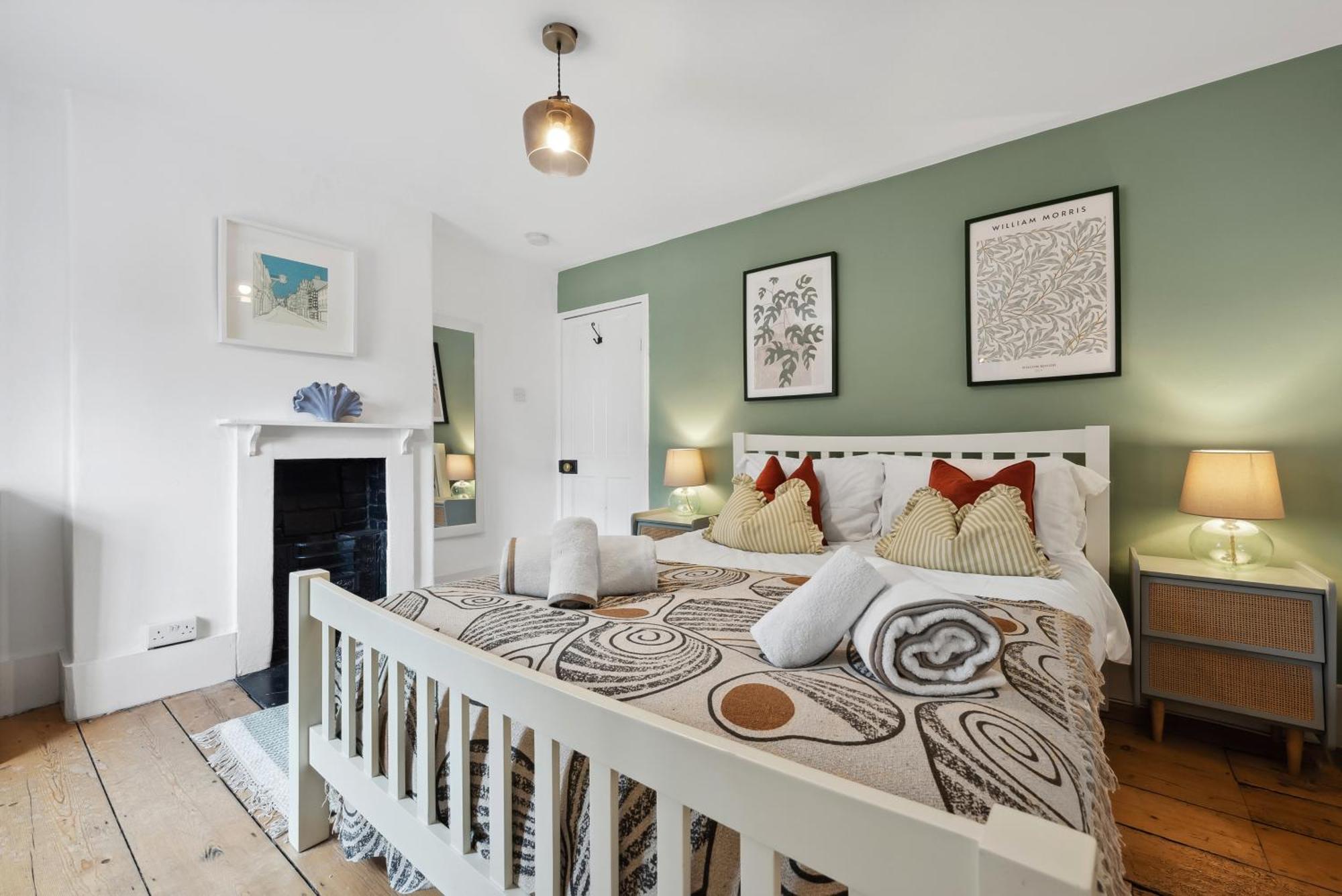 2 Bedrooms Stylish, Gorgeous, Westgate Cottage Retreat, Central Winchester, Free On-Street Parking Permit, With Garden Close To Cathedral - Sleeps 6, Pets Are Welcome, Summer Special Offer! - By Blue Puffin Stays Екстериор снимка