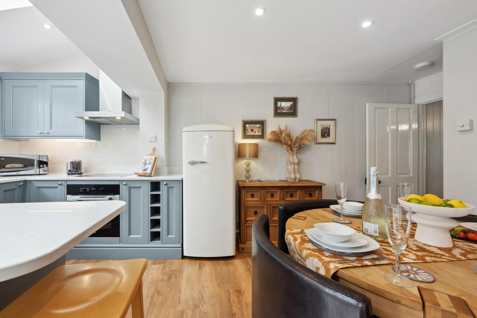 2 Bedrooms Stylish, Gorgeous, Westgate Cottage Retreat, Central Winchester, Free On-Street Parking Permit, With Garden Close To Cathedral - Sleeps 6, Pets Are Welcome, Summer Special Offer! - By Blue Puffin Stays Екстериор снимка