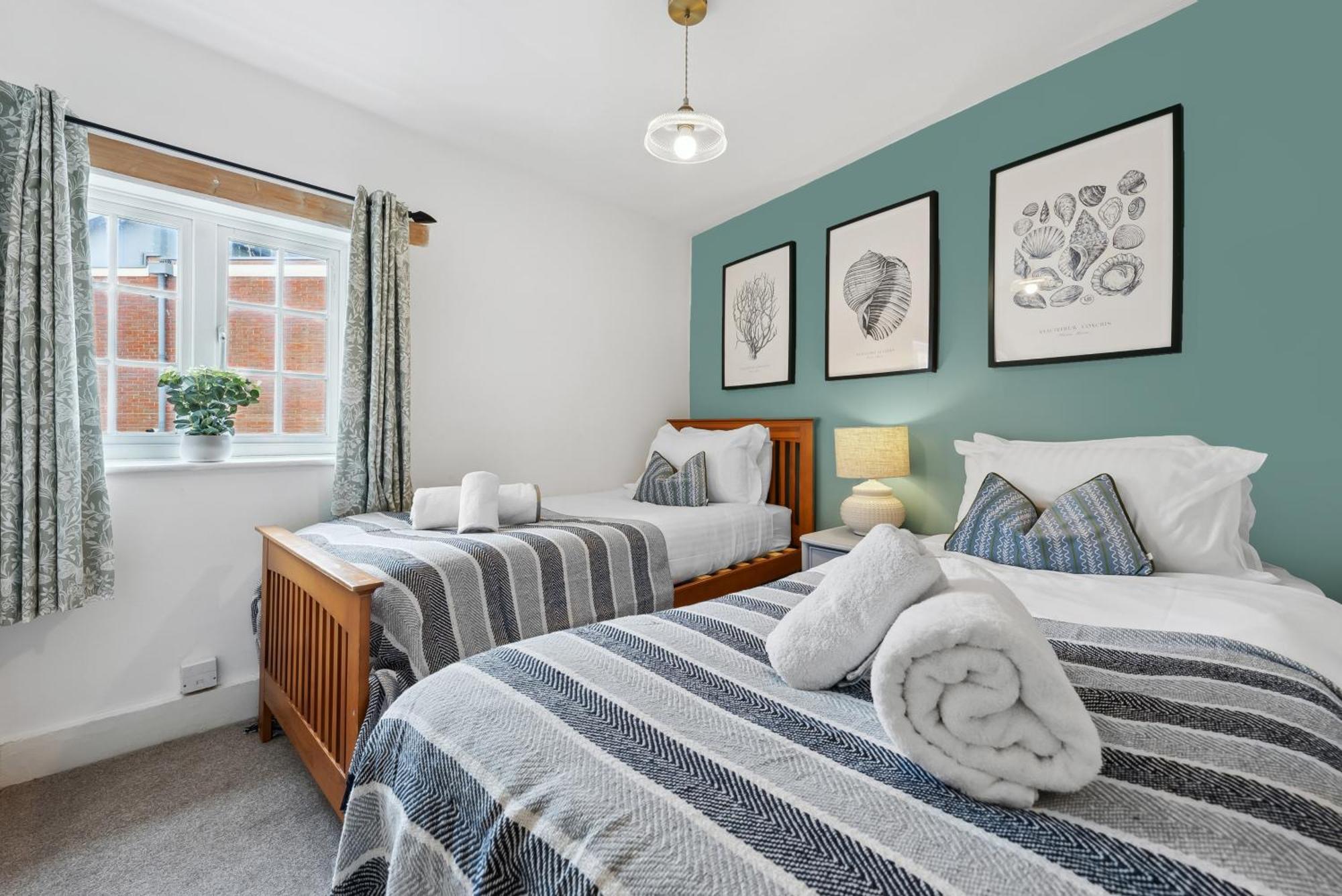 2 Bedrooms Stylish, Gorgeous, Westgate Cottage Retreat, Central Winchester, Free On-Street Parking Permit, With Garden Close To Cathedral - Sleeps 6, Pets Are Welcome, Summer Special Offer! - By Blue Puffin Stays Екстериор снимка