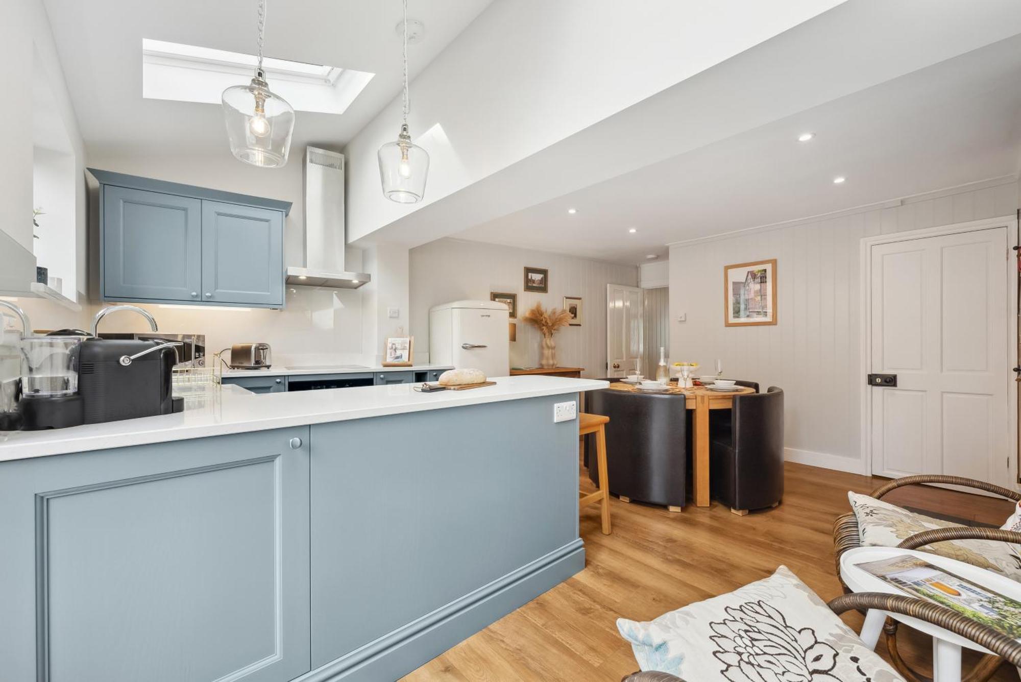 2 Bedrooms Stylish, Gorgeous, Westgate Cottage Retreat, Central Winchester, Free On-Street Parking Permit, With Garden Close To Cathedral - Sleeps 6, Pets Are Welcome, Summer Special Offer! - By Blue Puffin Stays Екстериор снимка
