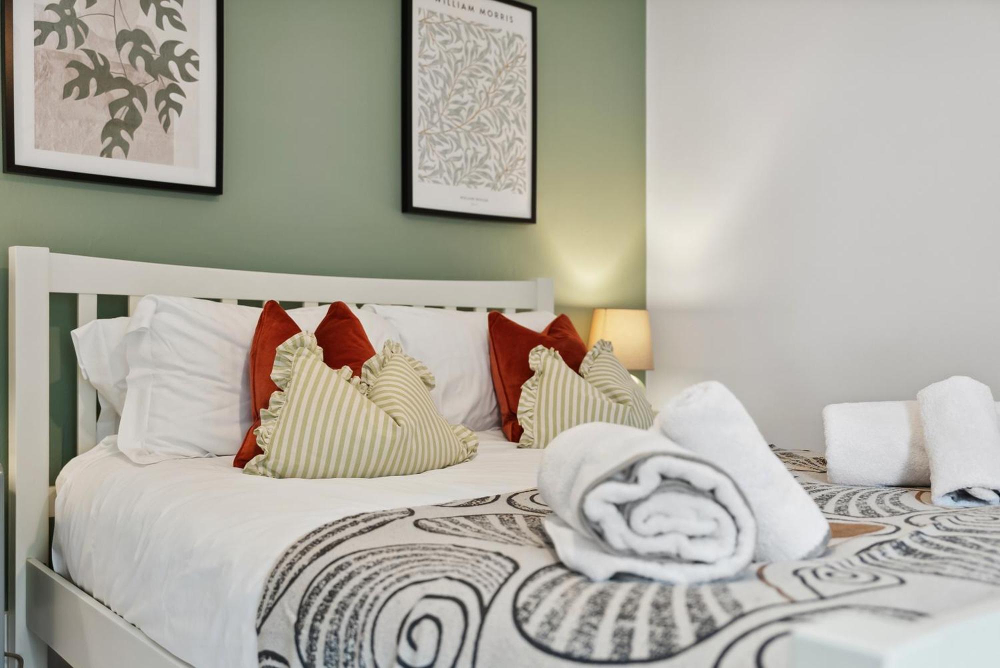 2 Bedrooms Stylish, Gorgeous, Westgate Cottage Retreat, Central Winchester, Free On-Street Parking Permit, With Garden Close To Cathedral - Sleeps 6, Pets Are Welcome, Summer Special Offer! - By Blue Puffin Stays Екстериор снимка