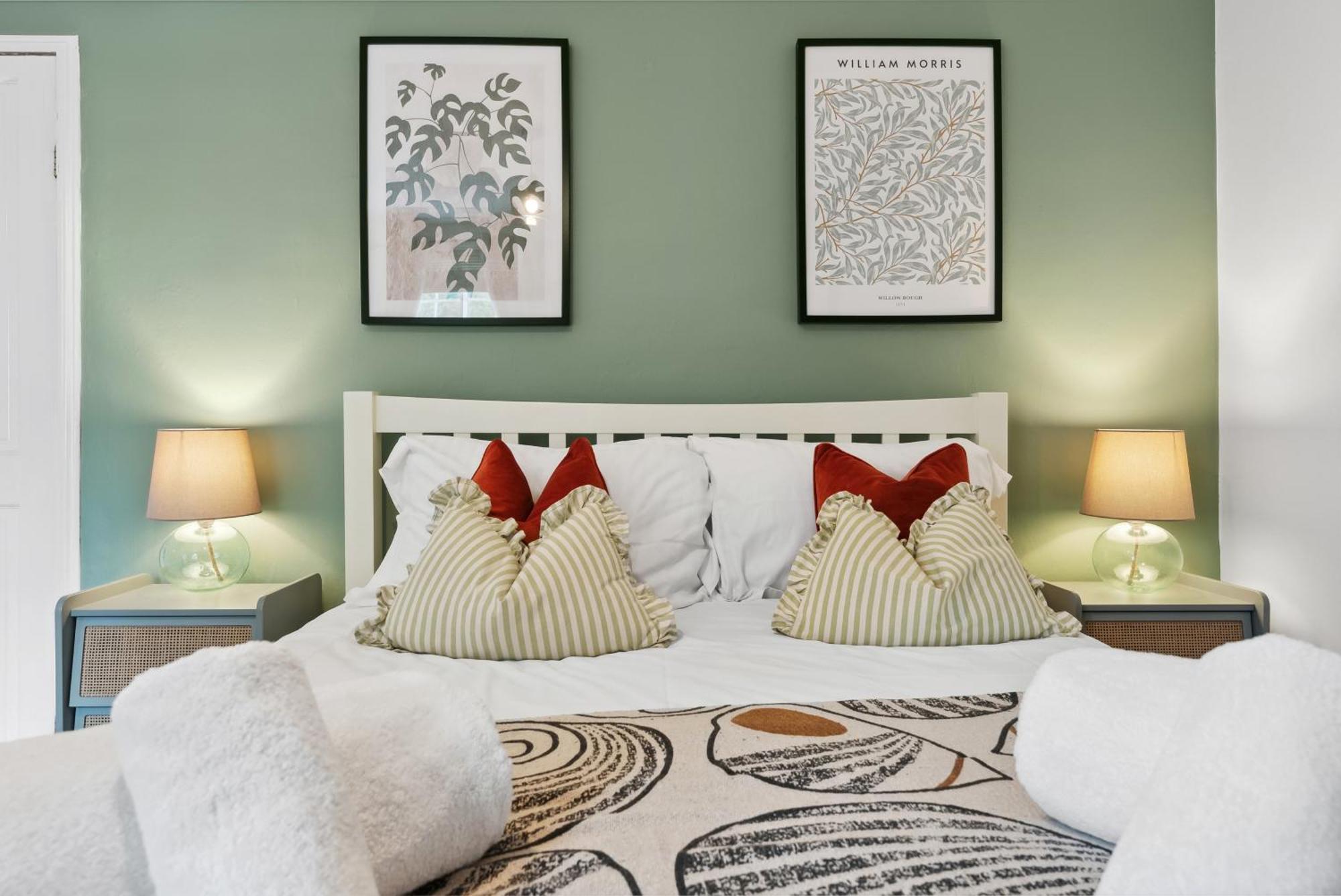 2 Bedrooms Stylish, Gorgeous, Westgate Cottage Retreat, Central Winchester, Free On-Street Parking Permit, With Garden Close To Cathedral - Sleeps 6, Pets Are Welcome, Summer Special Offer! - By Blue Puffin Stays Екстериор снимка