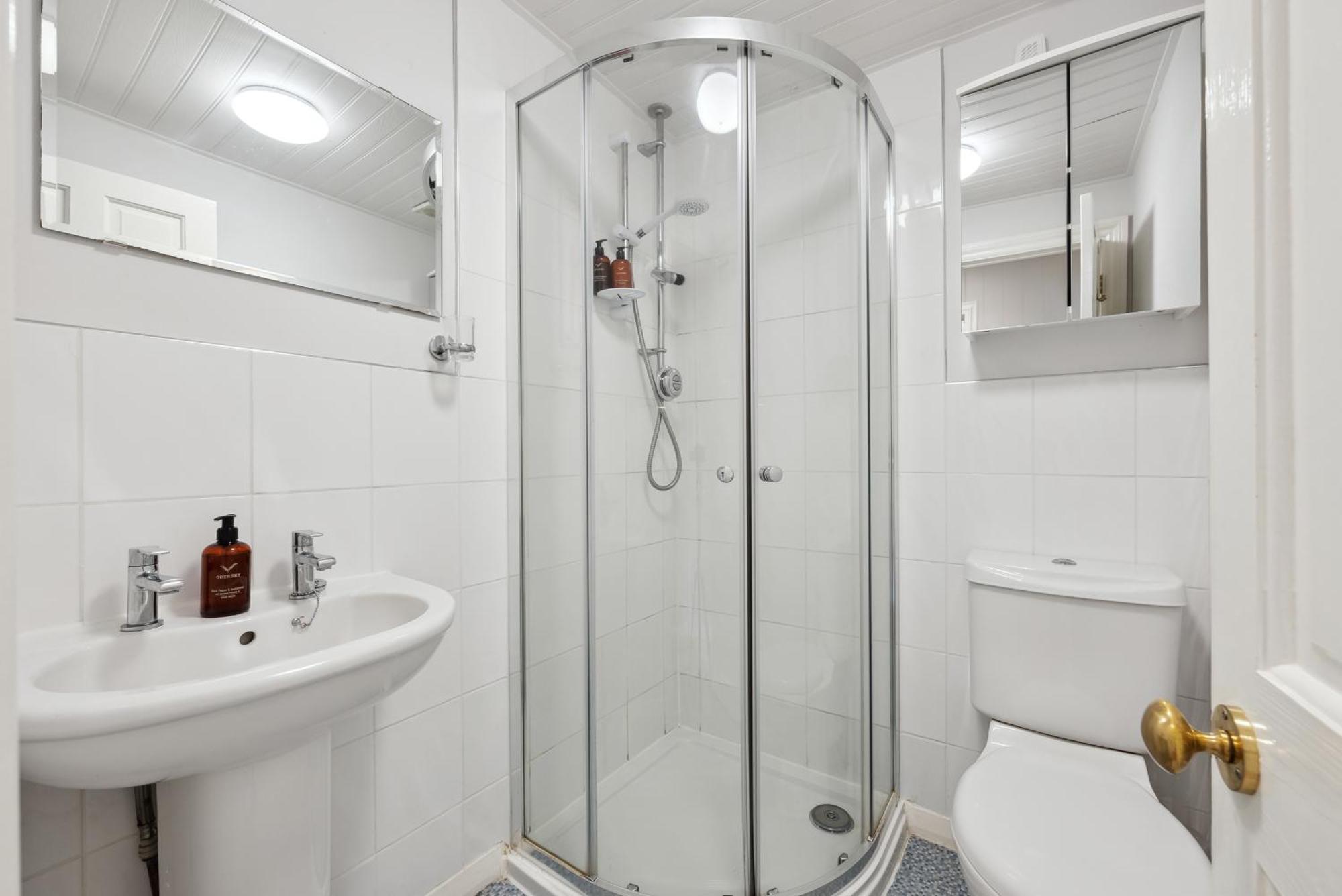 2 Bedrooms Stylish, Gorgeous, Westgate Cottage Retreat, Central Winchester, Free On-Street Parking Permit, With Garden Close To Cathedral - Sleeps 6, Pets Are Welcome, Summer Special Offer! - By Blue Puffin Stays Екстериор снимка