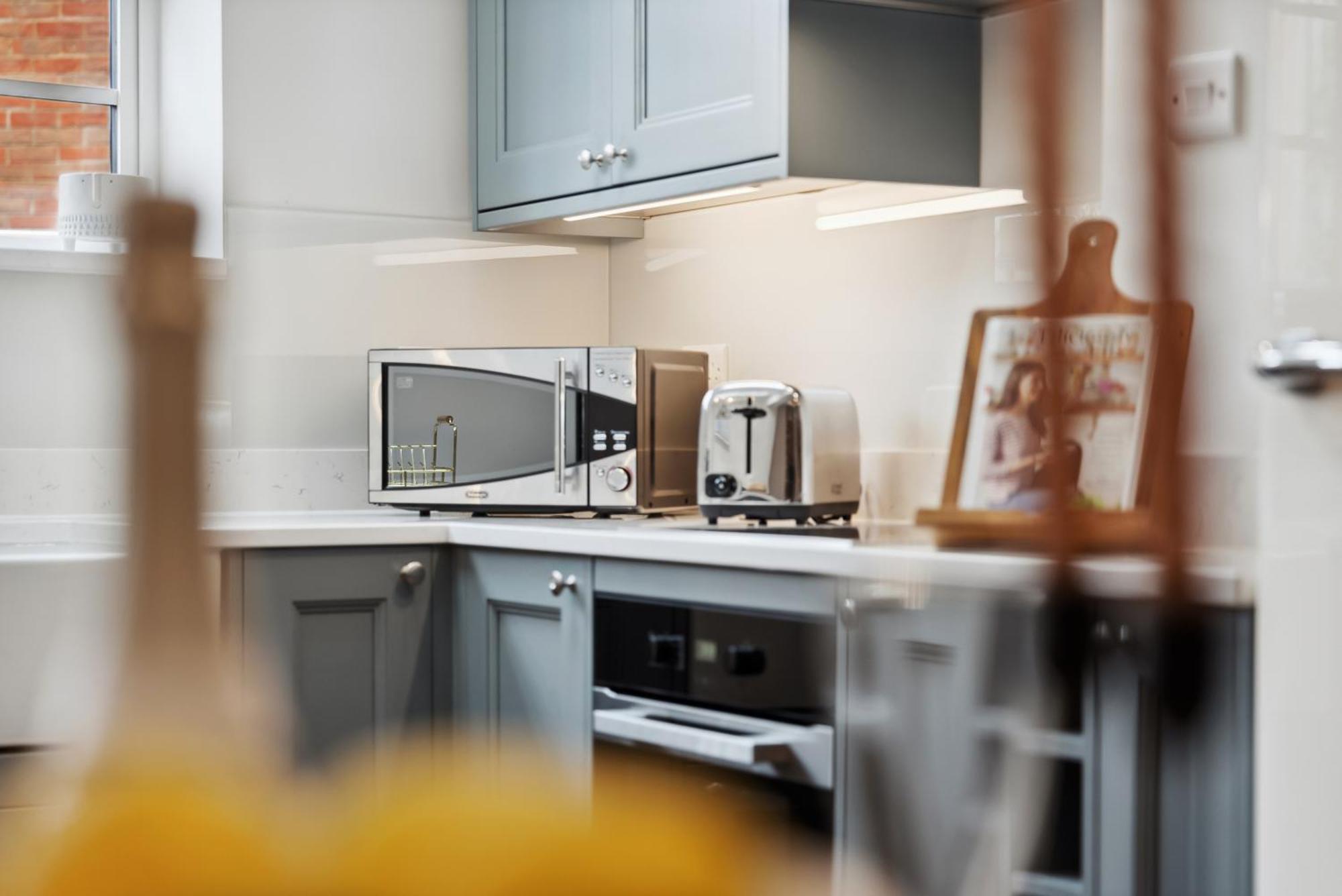 2 Bedrooms Stylish, Gorgeous, Westgate Cottage Retreat, Central Winchester, Free On-Street Parking Permit, With Garden Close To Cathedral - Sleeps 6, Pets Are Welcome, Summer Special Offer! - By Blue Puffin Stays Екстериор снимка