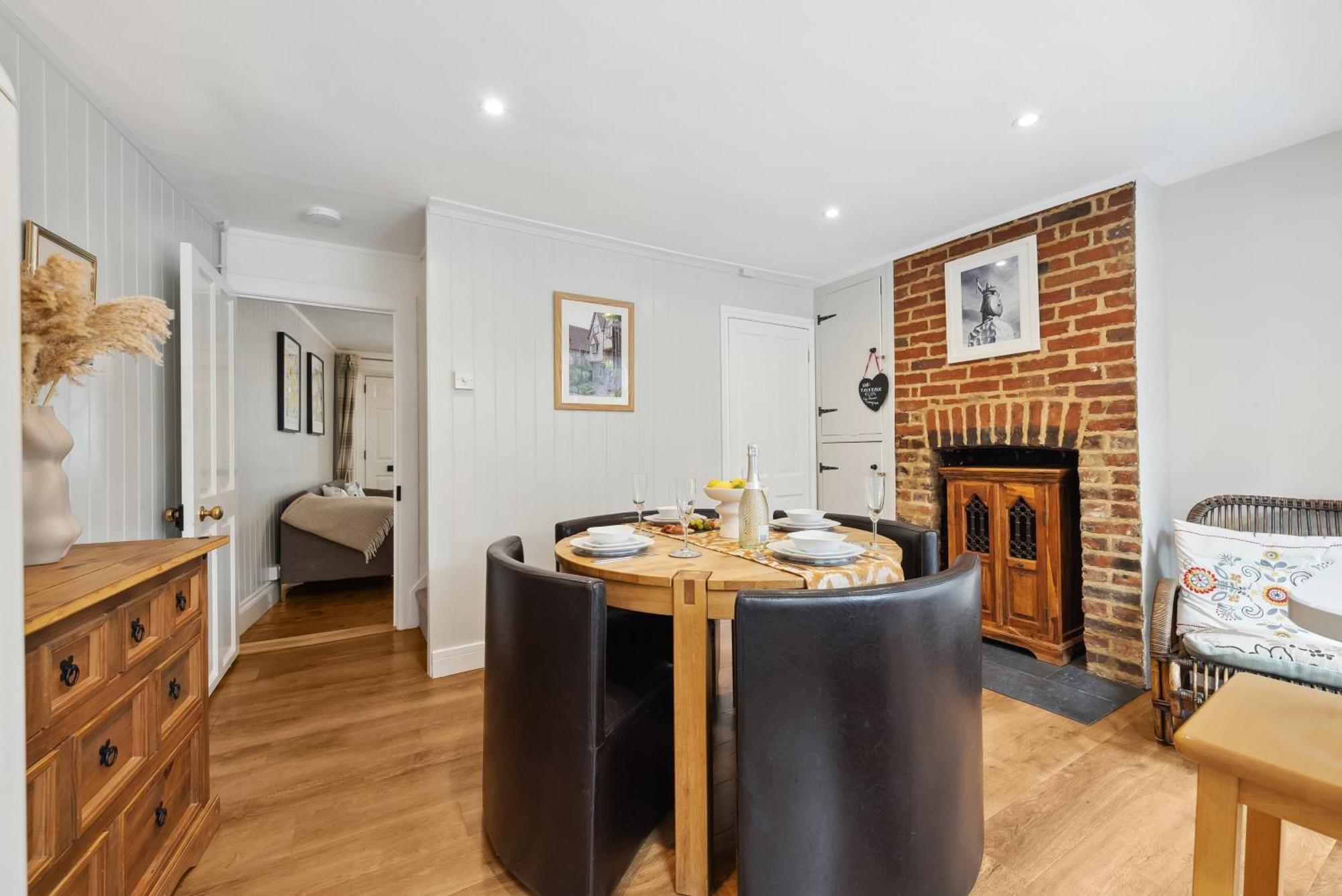 2 Bedrooms Stylish, Gorgeous, Westgate Cottage Retreat, Central Winchester, Free On-Street Parking Permit, With Garden Close To Cathedral - Sleeps 6, Pets Are Welcome, Summer Special Offer! - By Blue Puffin Stays Екстериор снимка
